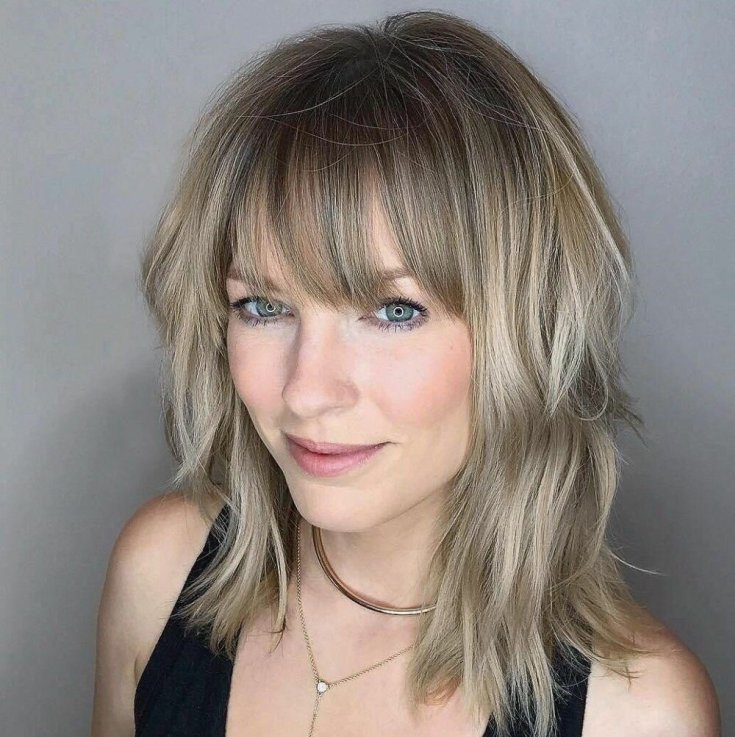 (+165 photos) Cascade de coupe de cheveux pour femmes avec une frange