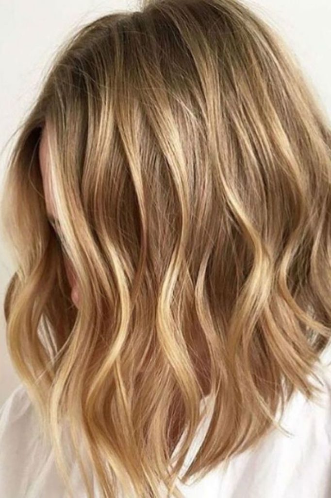 (+201 photos) Balayage sur cheveux châtain clair de longueur moyenne