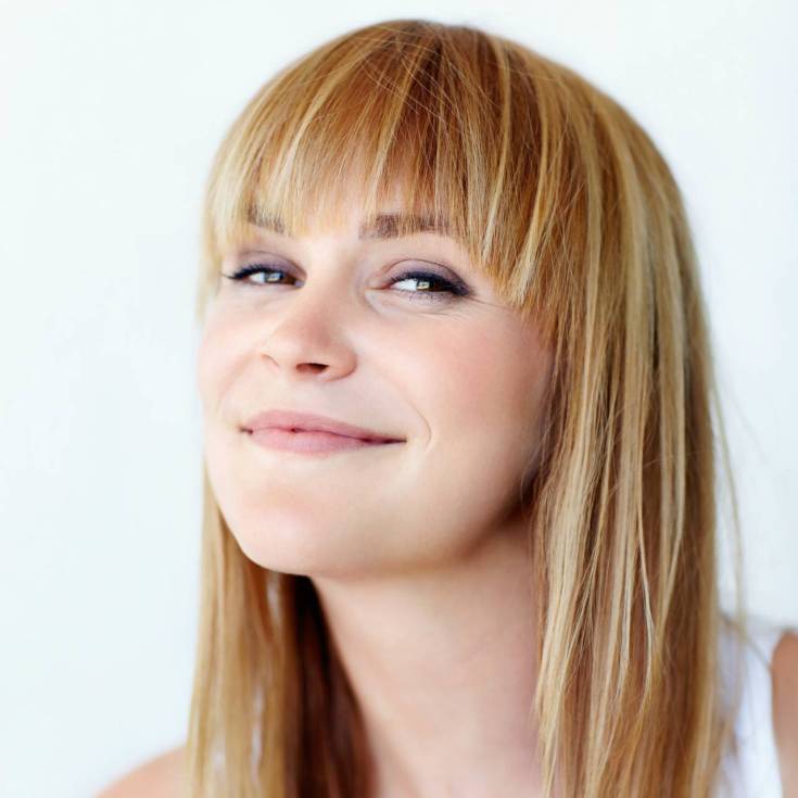 (+165 photos) Cascade de coupe de cheveux pour femmes avec une frange