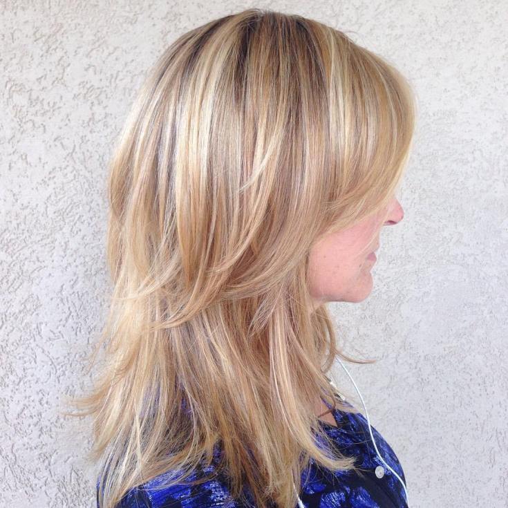 Coupe de cheveux en cascade pour cheveux mi-longs