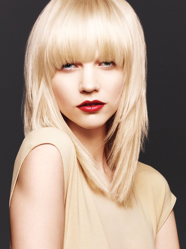 (+165 photos) Cascade de coupe de cheveux pour femmes avec une frange