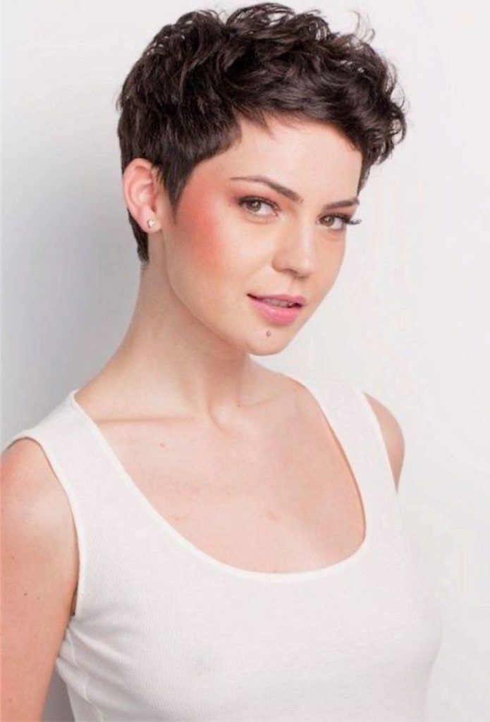 (+195 photos) Coupe de cheveux Pixie pour les brunes