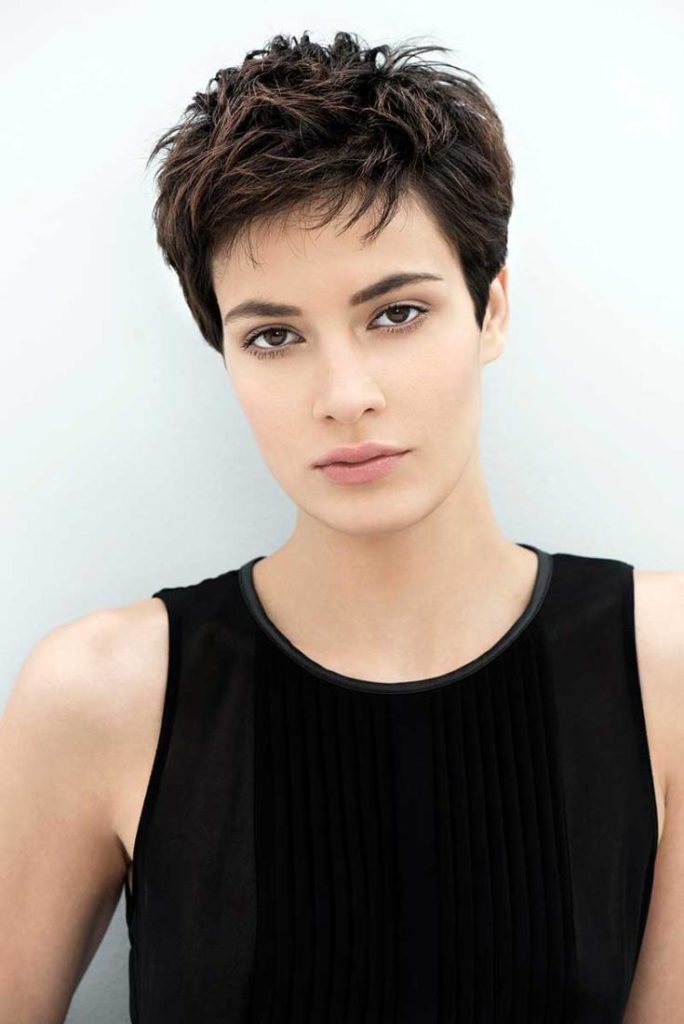 (+195 photos) Coupe de cheveux Pixie pour les brunes