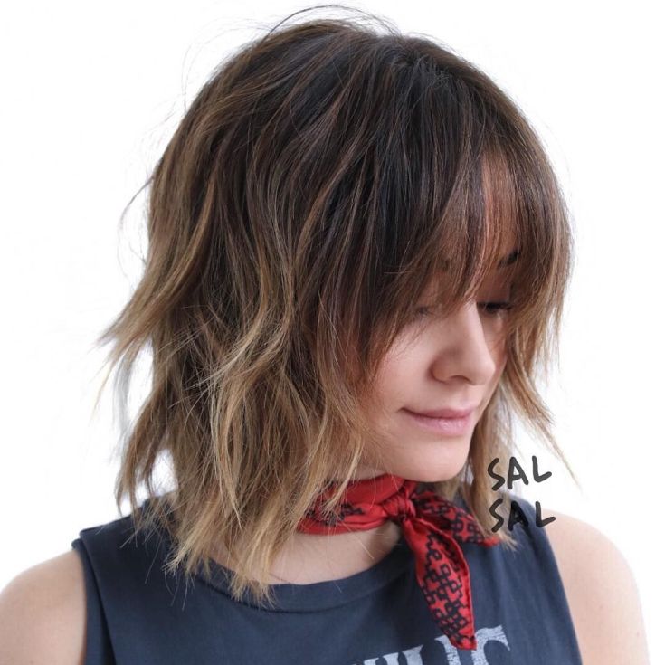 (+165 photos) Cascade de coupe de cheveux pour femmes avec une frange
