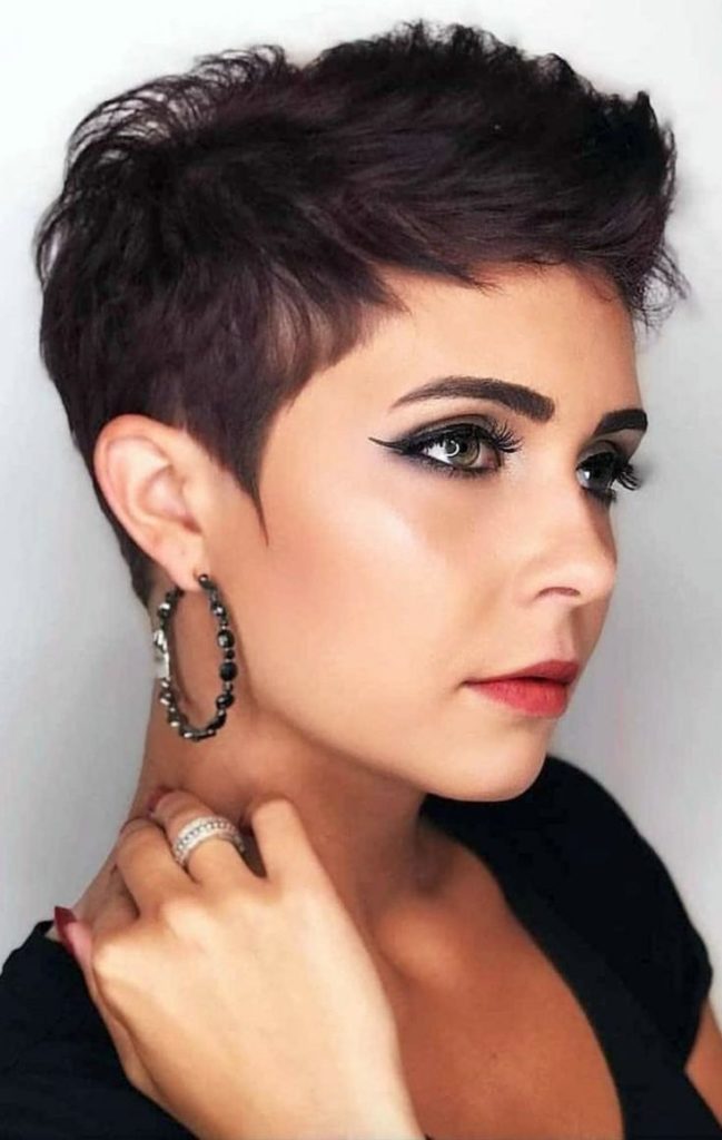 (+195 photos) Coupe de cheveux Pixie pour les brunes