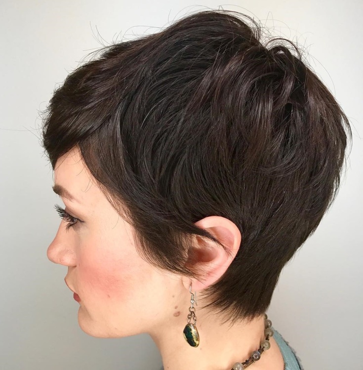(+195 photos) Coupe de cheveux Pixie pour les brunes