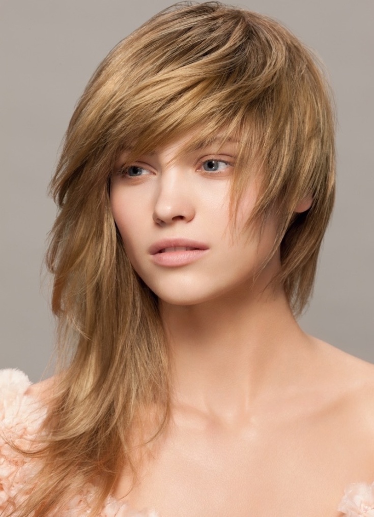 (+165 photos) Cascade de coupe de cheveux pour femmes avec une frange