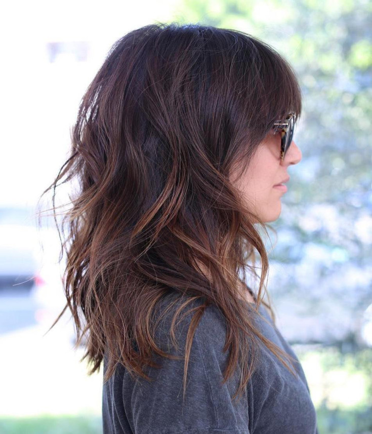 (+165 photos) Coupe de cheveux double cascade pour cheveux foncés de longueur moyenne
