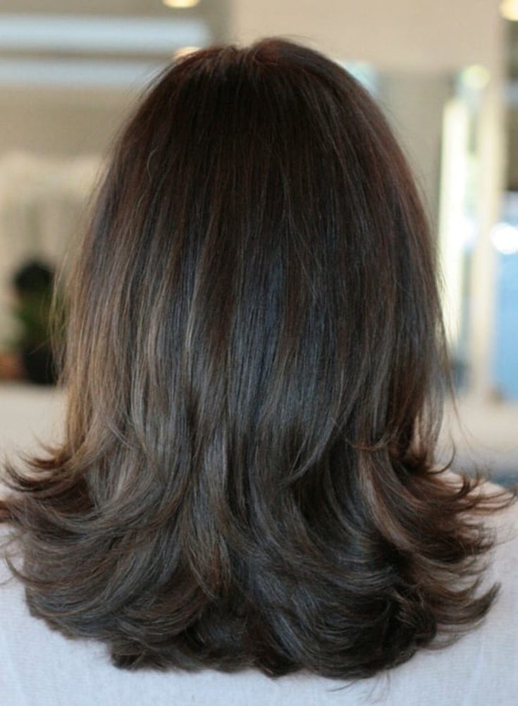 (+165 photos) Coupe de cheveux double cascade pour cheveux foncés de longueur moyenne