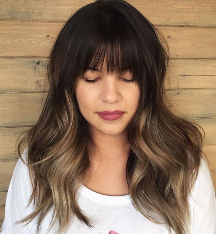 Shatush sur cheveux noirs avec une frange