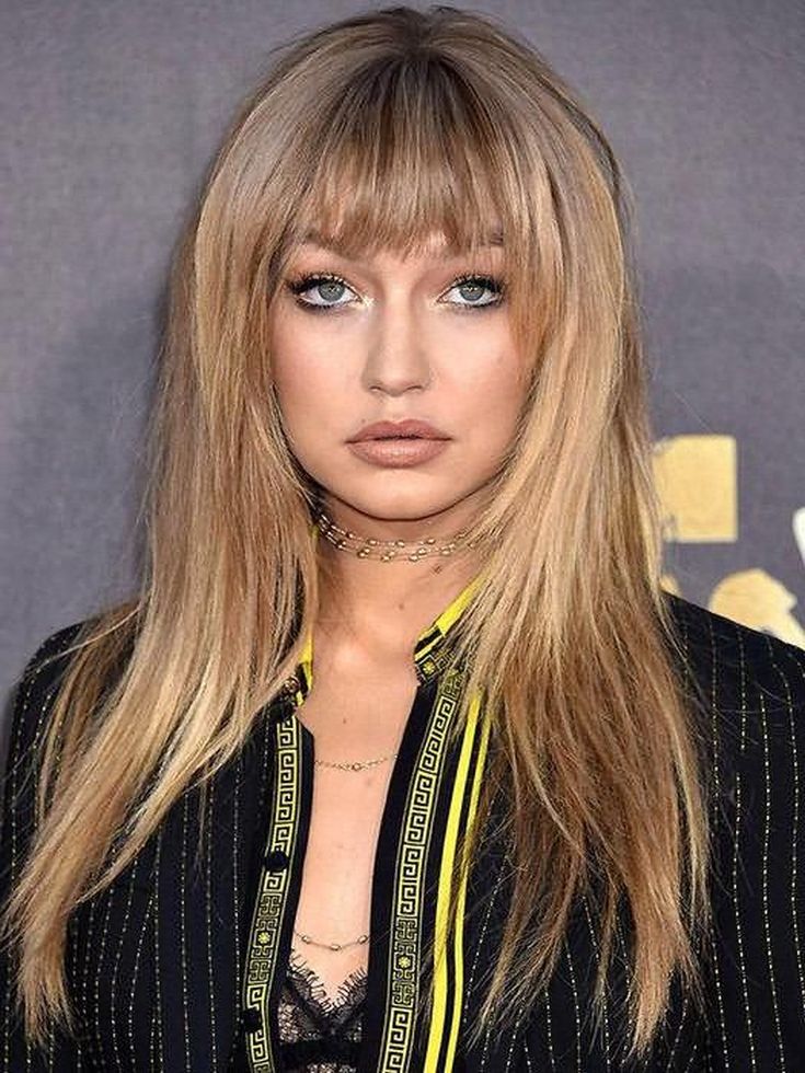 (+150 photo) Coupe de cheveux en cascade pour cheveux longs avec une frange