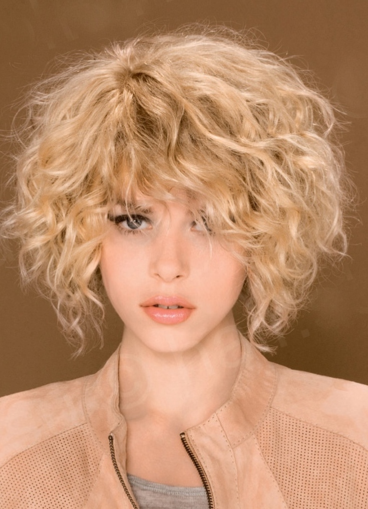 (+135 photos) Bob Kare sur cheveux bouclés
