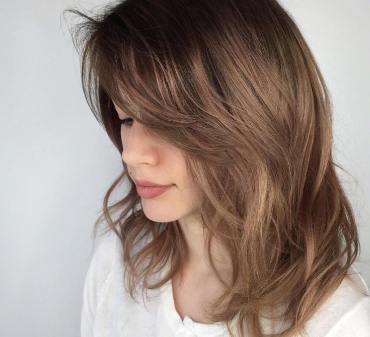 Coupe de cheveux en cascade pour cheveux mi-longs