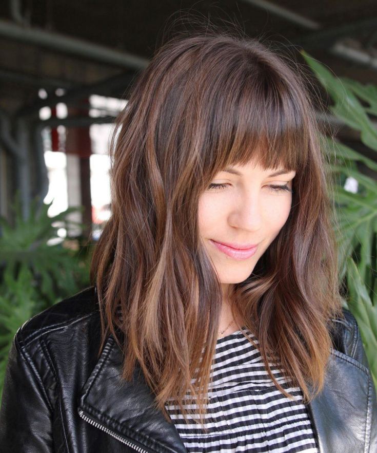 Shatush sur cheveux noirs avec une frange