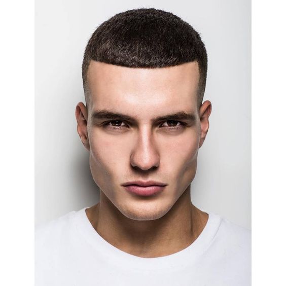 La coupe de cheveux pour hommes légendaire de César