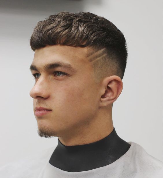 Coupe de cheveux César avec une transition en douceur