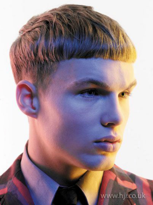 La coupe de cheveux de César est variée