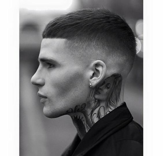 La coupe de cheveux de César est variée