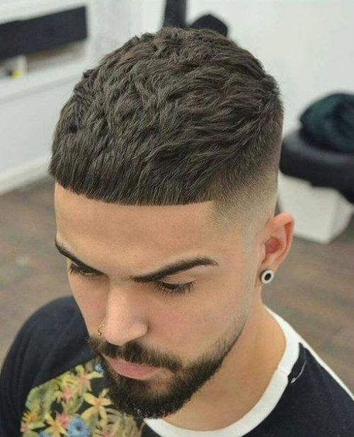 Coupe de cheveux moderne César et ses caractéristiques