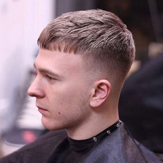 La coupe de cheveux pour hommes César n'est pas du tout difficile à réaliser