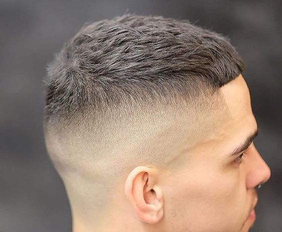 Coupe de cheveux César avec transition visible