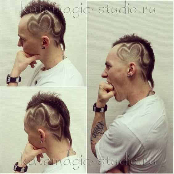 Ajout créatif à la coupe de cheveux mohawk