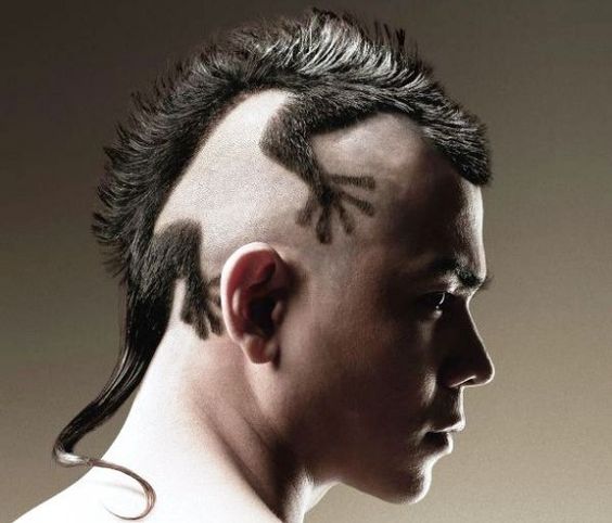 Ajout créatif à la coupe de cheveux mohawk