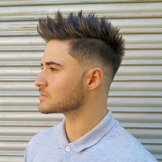 Coupe de cheveux mohawk uniquement pour cheveux raides
