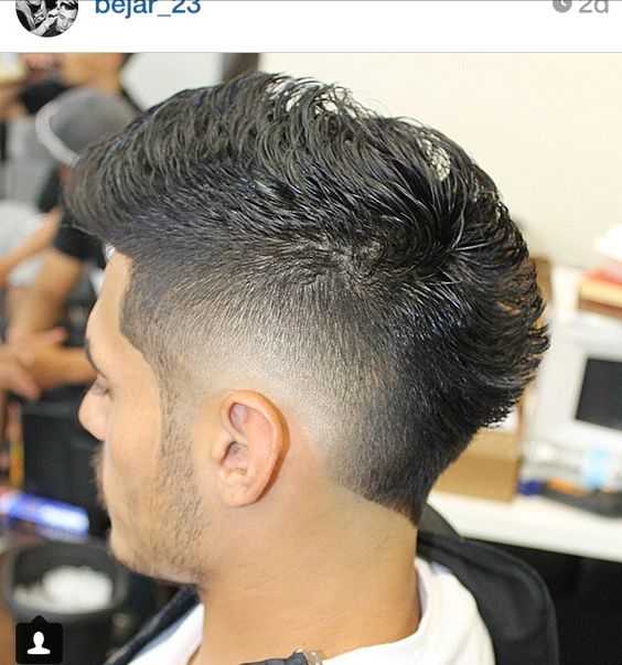 Coupe de cheveux mohawk d'hommes extraordinaires audacieux