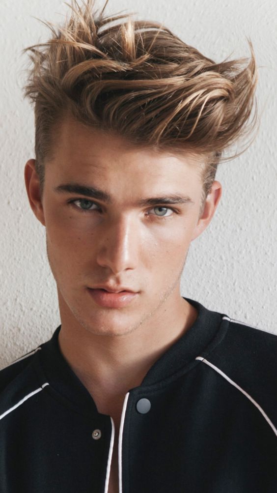 Coiffures pour hommes pour un visage triangulaire