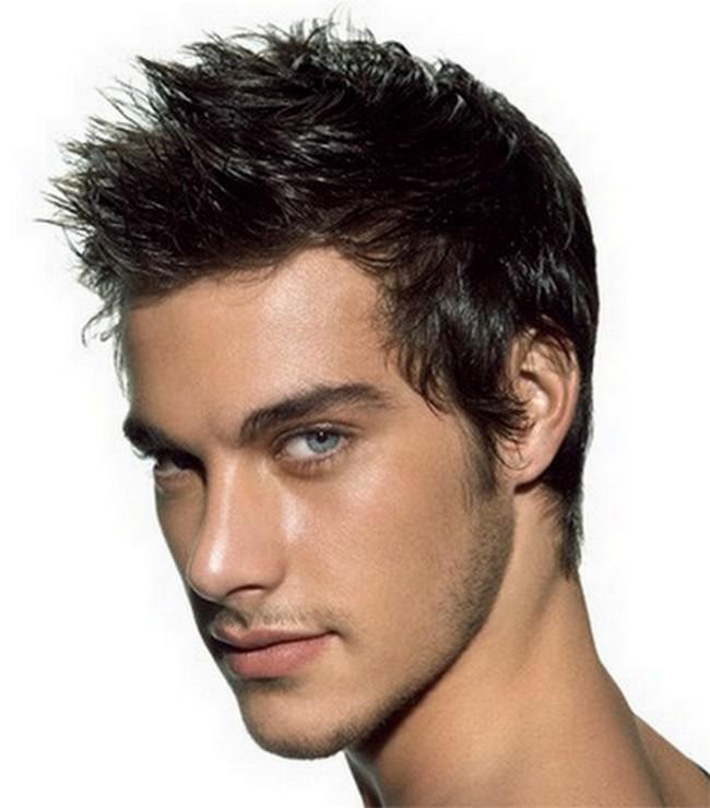 Coiffures pour hommes pour un visage triangulaire