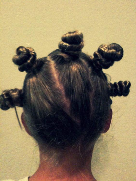 Coiffures en corne pour les filles
