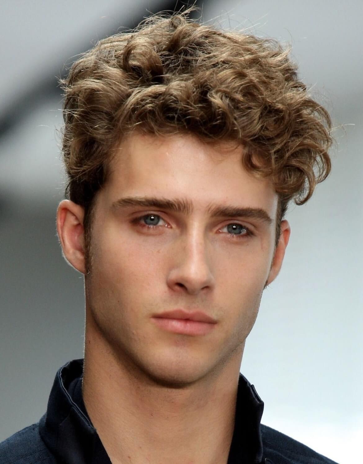 Coiffures de visage de coeur pour les hommes