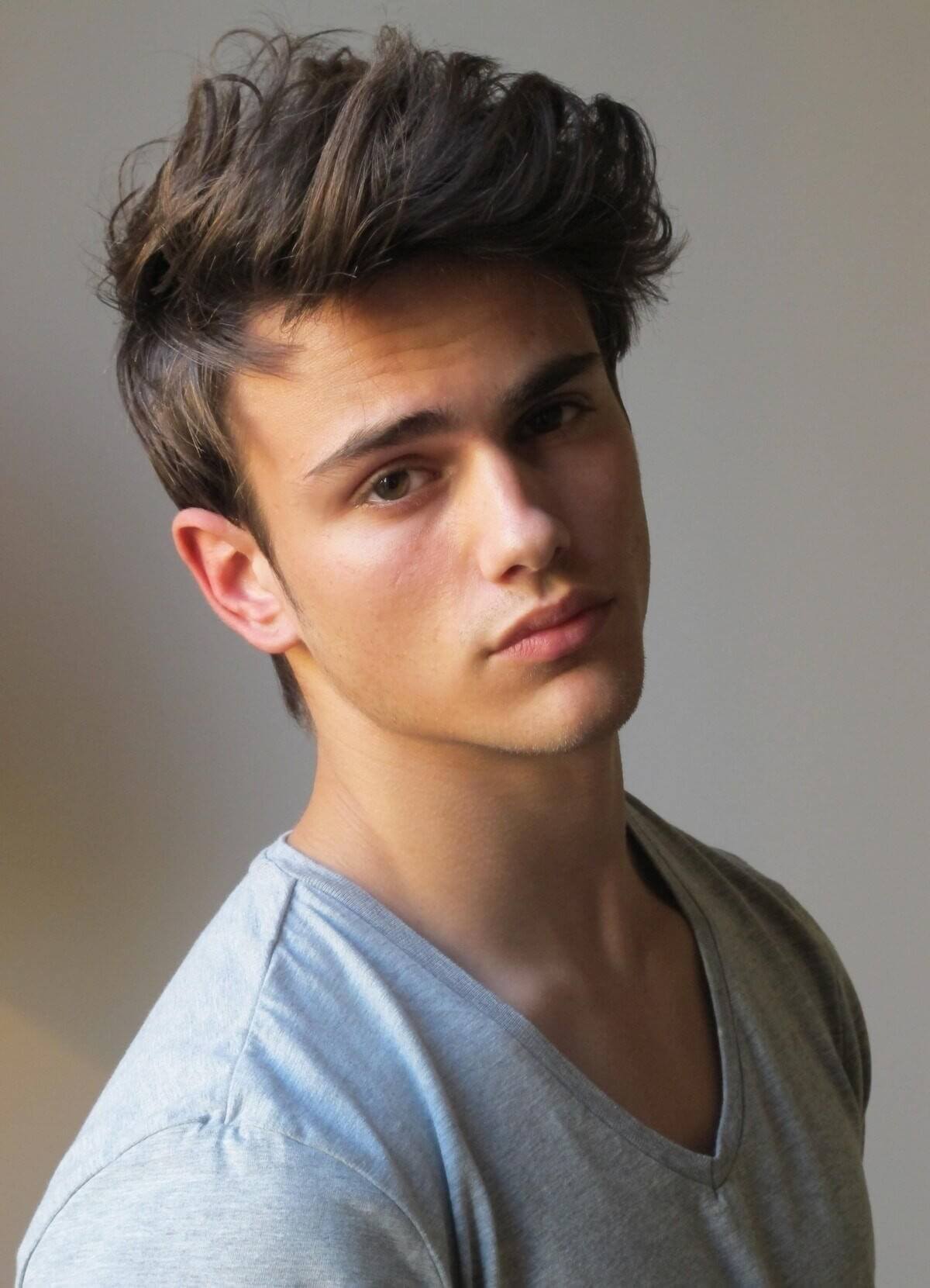 Coiffures de visage de coeur pour les hommes