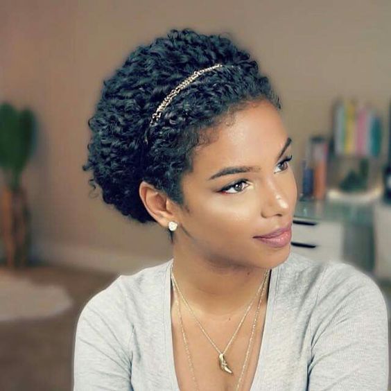 Coiffures ondulées pour cheveux courts