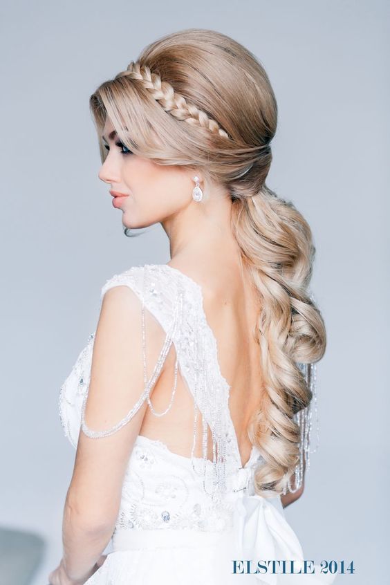 Coiffure grecque avec des mèches bouclées