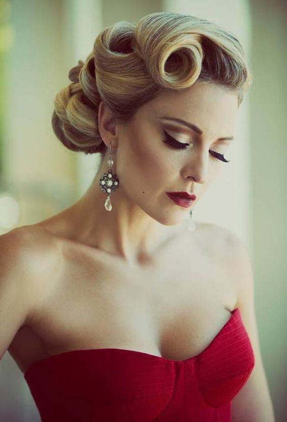 Coiffures pin-up pour cheveux longs