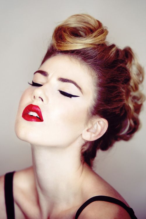 Coiffures pin-up pour cheveux longs