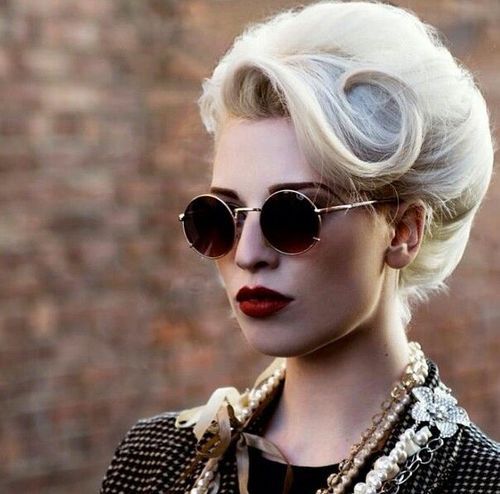 Coiffures pin-up pour cheveux longs