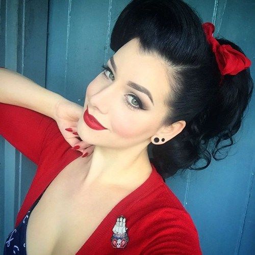 Coiffures pin-up pour cheveux longs