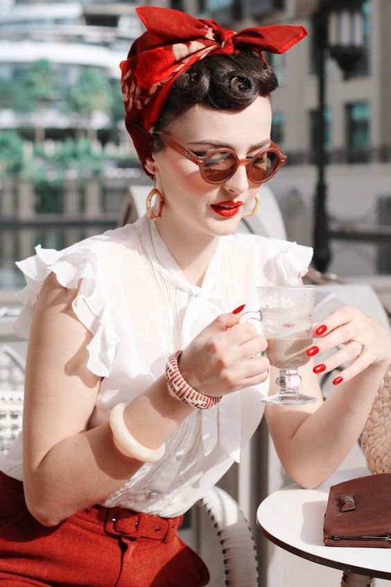 Coiffures pin-up pour cheveux courts