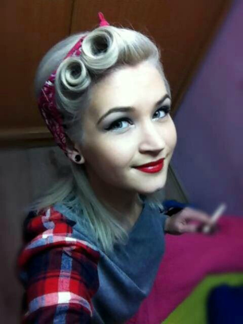 Coiffures pin-up pour cheveux mi-longs
