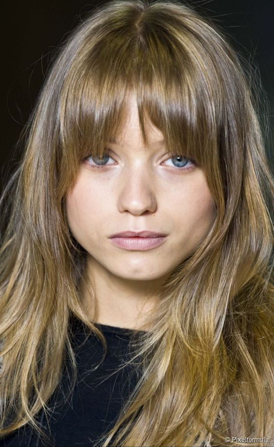 Débuts de la coupe de cheveux des femmes pour les cheveux longs