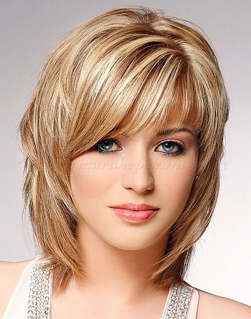 Débuts de coupe de cheveux pour femmes avec une frange