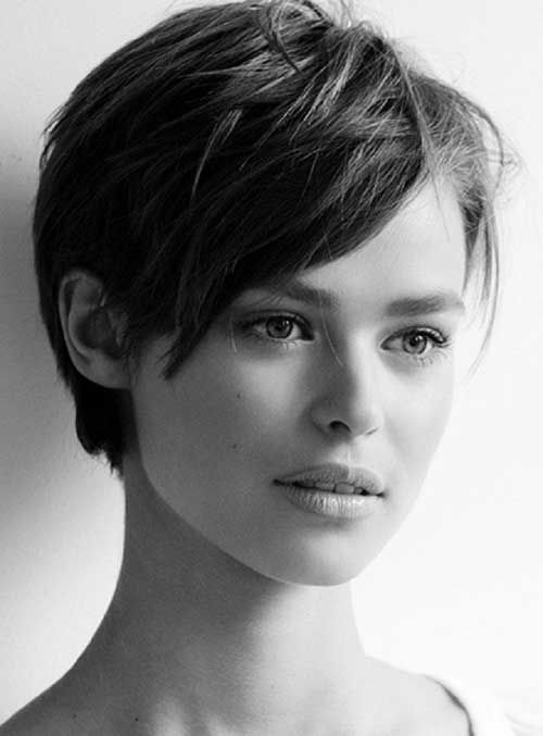 Débuts de la coupe de cheveux des femmes pour les cheveux courts