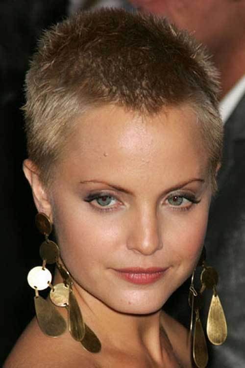 Des cheveux épais et grossiers sont ce dont vous avez besoin pour une coupe de cheveux en hérisson