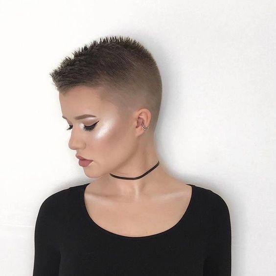 Coupe de cheveux courte hérisson femme