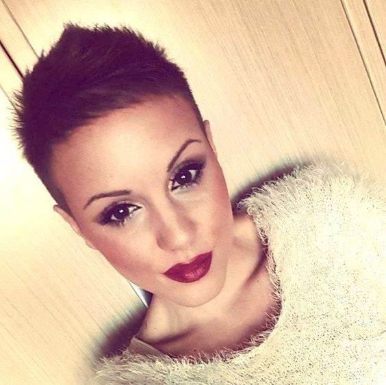 Hérisson de coupe de cheveux pour femmes sur la couronne