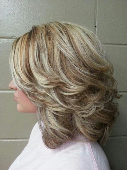 Rhapsodie de coupe de cheveux pour cheveux mi-longs