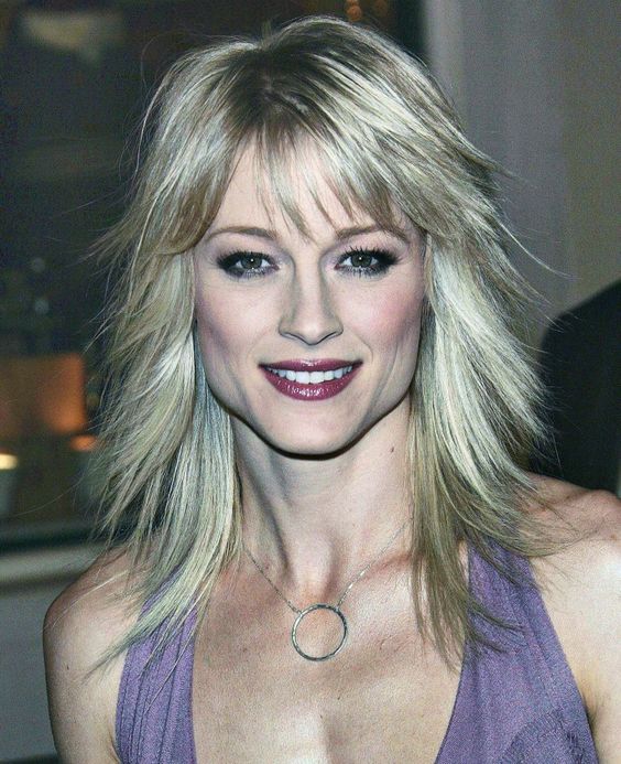 Rhapsodie de coupe de cheveux pour cheveux mi-longs